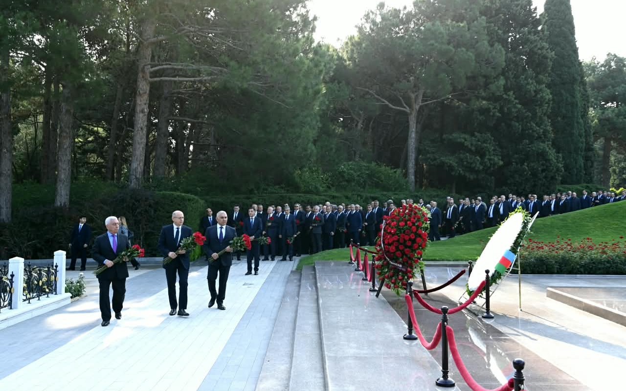 “Azərişıq” və “AzərEnerji”nin rəhbərliyi Fəxri xiyabanı ziyarət ediblər - FOTOLAR